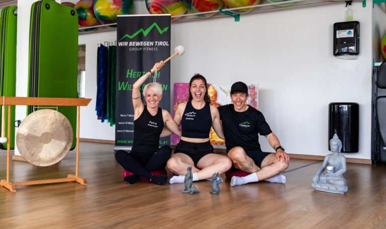Yin Yoga mit Andrea, David und Petra im Fitnessstudio von Wir bewegen Tirol in Innsbruck